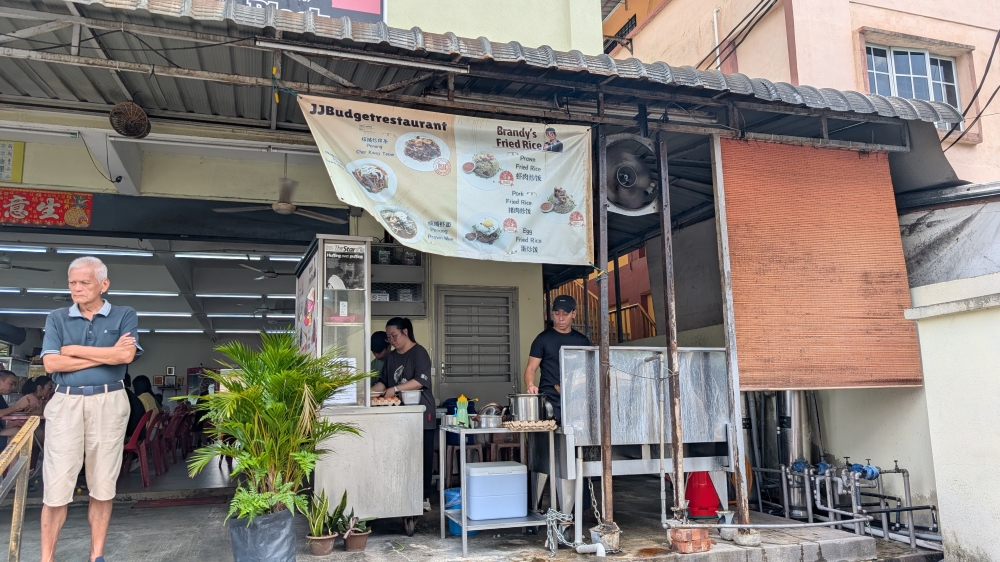 Look for the stall on the right of the entrance, manned by the proprietor’s children. — Picture by Ethan Lau