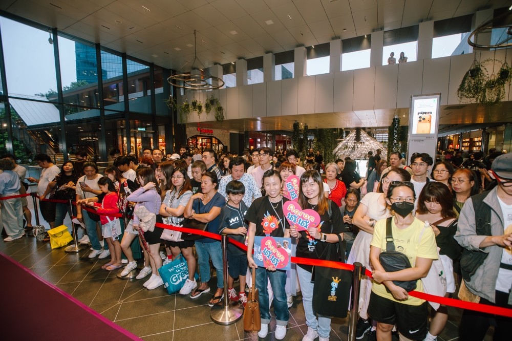 Devoted fans gathered at TRX to catch a glimpse of the legendary Hong Kong icon, Aaron Kwok. — Photo by Raymond Manuel