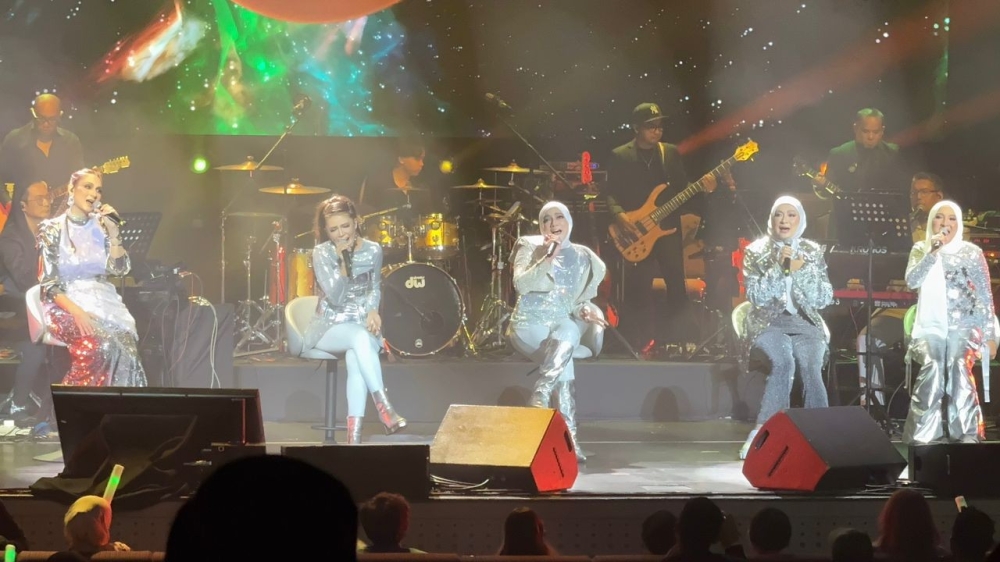 Almost 30 years later, Elite proved the 90s magic never fades — Azza, Sasha, Abby, Linda & Watie lit up KLCC with hits, laughs, and memories that last a lifetime. — Picture via Facebook