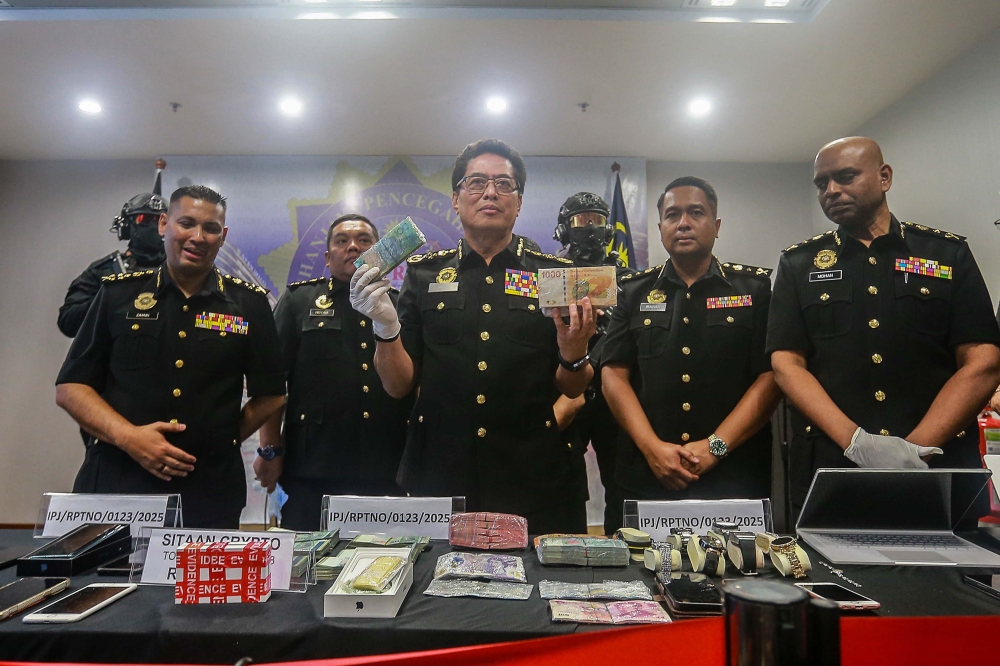 Malaysian Anti Corruption Commission Commisioner Tan Sri Azam Baki showing few of the seized item during a press conference today. — Picture by Sayuti Zainudin  