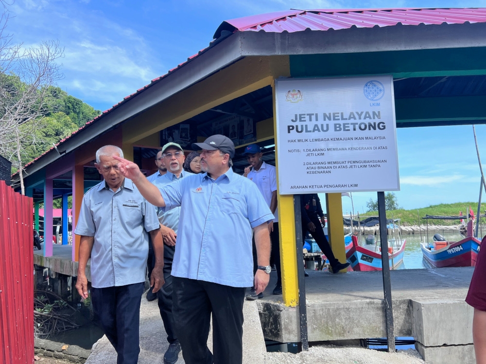 Finance Minister II Datuk Seri Amir Hamzah Azizan visits Kampung Angkat Madani, Pulau Betong, September 22, 2025. — Picture by Opalyn Mok