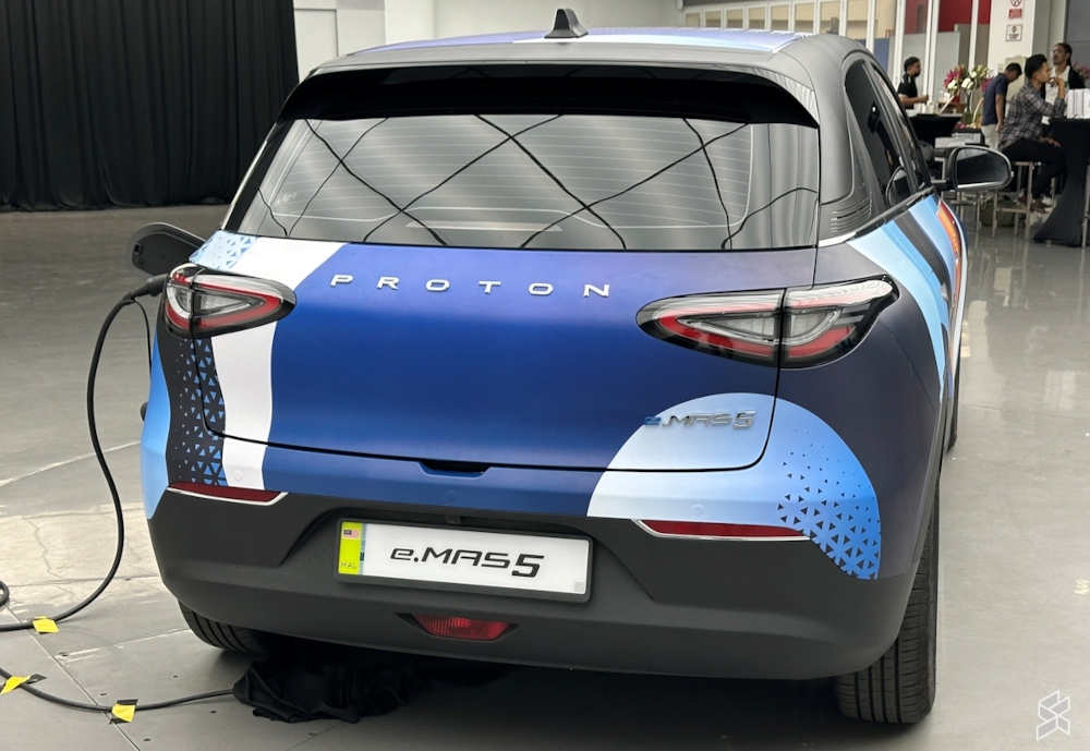 During a recent media preview, we were told that the e.The MAS 5 Premium can support a DC charging speed of up to 71kW, and it takes approximately 21 minutes of DC charging to charge the EV from 30 per cent to 80 per cent. At the same time, the e.MAS 5 Premium also supports single-phase AC charging of up to 6.6kW. — SoyaCincau pic
