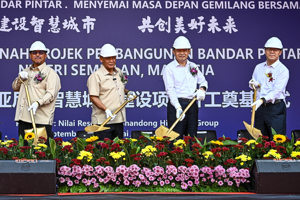 Negeri Sembilan Menteri Besar Datuk Seri Aminuddin Harun (2nd left) and Shandong Hi Speed Group chairman Wang Qifeng (2nd right) at the groundbreaking ceremony for the Nilai Smart City Development Project in Nilai September 23, 2025. — Bernama pic