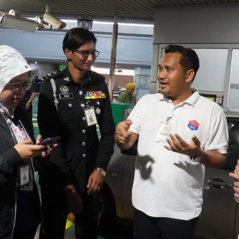 Johor Public Works, Transport and Infrastructure Committee chairman Mohamad Fazli Mohamad Salleh (right) during his visit at the Bangunan Sultan Iskandar (BSI) Customs, Immigration and Quarantine (CIQ) Complex in Johor Bahru yesterday. Sept 23 2025 – Picture courtesy of Fazli Salleh’s Facebook 