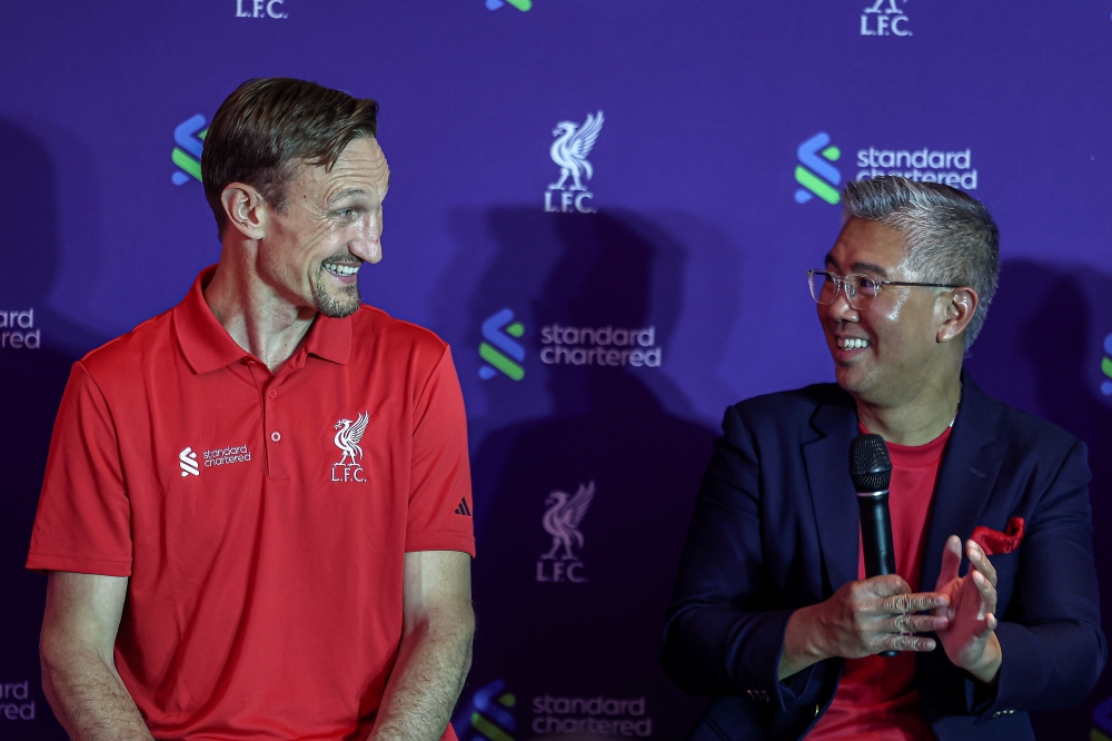 Investment, Trade and Industry Minister Tengku Datuk Seri Zafrul  Abdul Aziz (right) with Liverpool FC legend Sami Hyypiä (left) at the Asean Business Advisory Council (Asean-BAC) Dinner at a hotel in Kuala Lumpur, yesterday. — Bernama pic