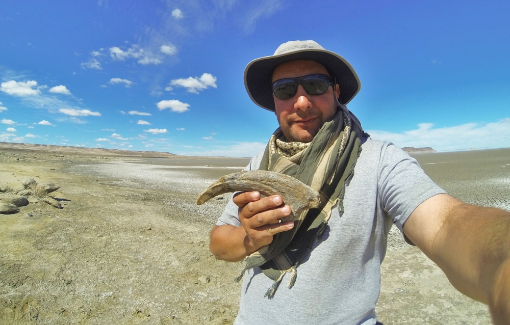 Researcher Marcelo Luna holds the claw of a close relative of the Cretaceous meat-eating dinosaur Joaquinraptor from the Lago Colhue Huapi Formation in Patagonia, Argentina, in this image released on September 23, 2025. — Marcelo Luna/Handout via Reuters