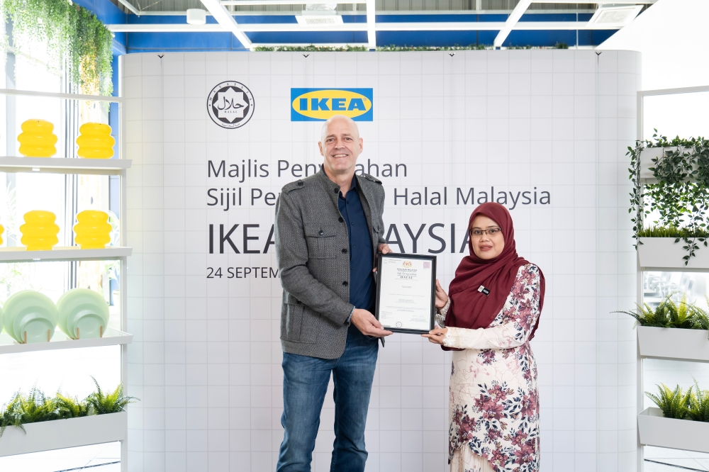 Country retail director of Ikea Malaysia, Malcolm Pruys, and Jakim senior assistant director, Halal Management Division, Noor Haslina Osman. — Picture courtesy of Ikea Malaysia 