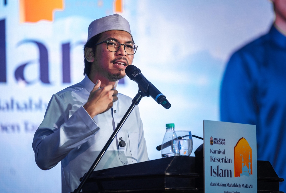 Political Secretary to the Finance Minister, Muhammad Kamil Abdul Munim, speaks at the Islamic Arts and MADANI Mahabbah Night Carnival for Tambun Parliament at the Al-Amin Jamek Mosque in Ipoh on July 14, 2025. — Bernama pic
