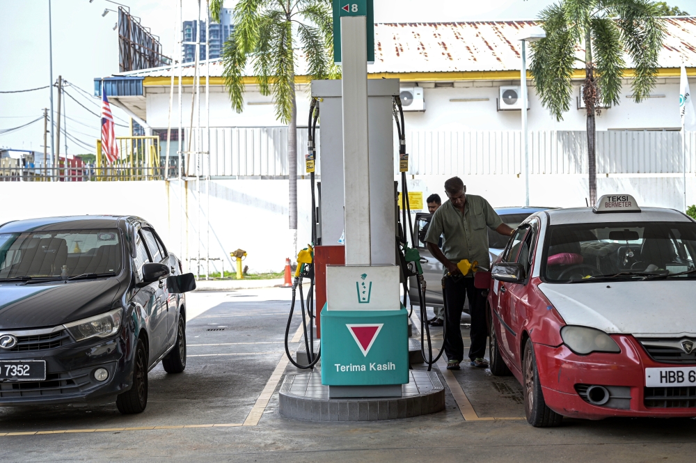 The Petrol Dealers Association of Malaysia (PDAM) has said that the Budi Madani RON95 (Budi95) targeted subsidy rollout on Sept 27 will not disrupt fuel supplies or transactions, with operators prepared to handle demand spikes. — Bernama pic