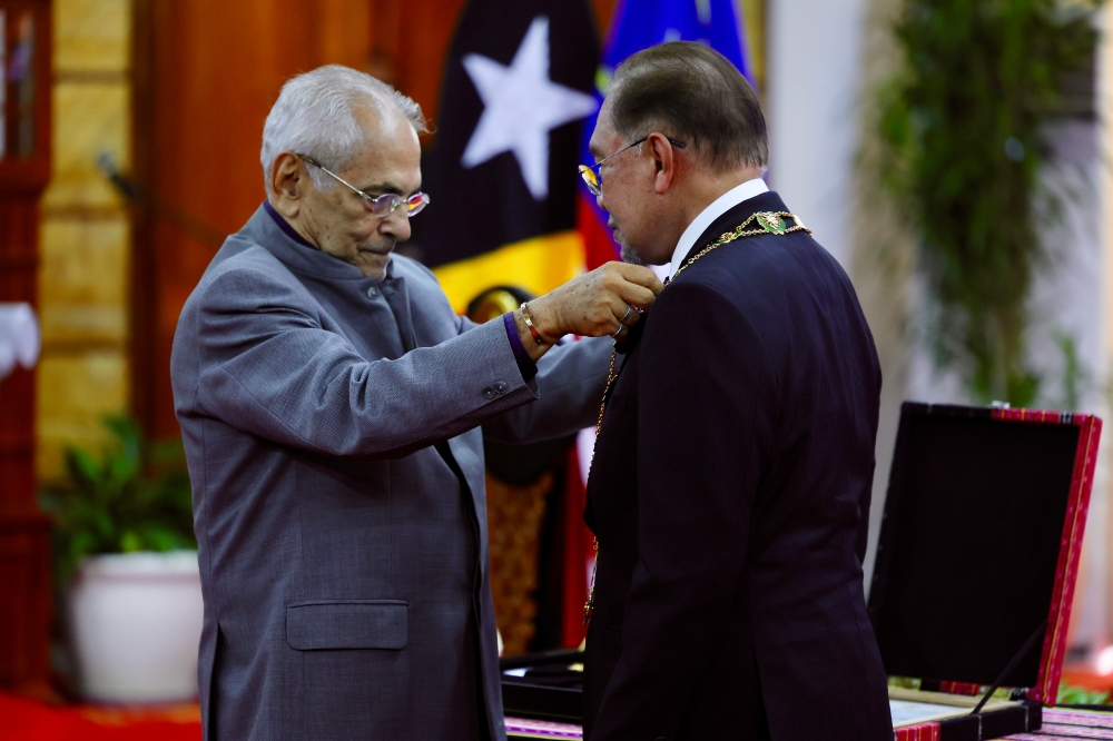 Prime Minister Datuk Seri Anwar Ibrahim receives the highest award, the Grand Collar of the Order of Timor-Leste, presented by the President of Timor-Leste, José Manuel Ramos-Horta, at the Asean Timor-Leste Hall in the Presidential Palace in Dili, September 24, 2025. — Bernama pic 