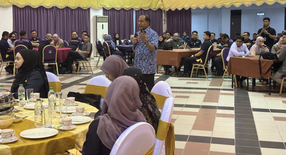 Zambry engaging with young UiTM lecturers and administrators during the programme in Sepanggar. — The Borneo Post pic