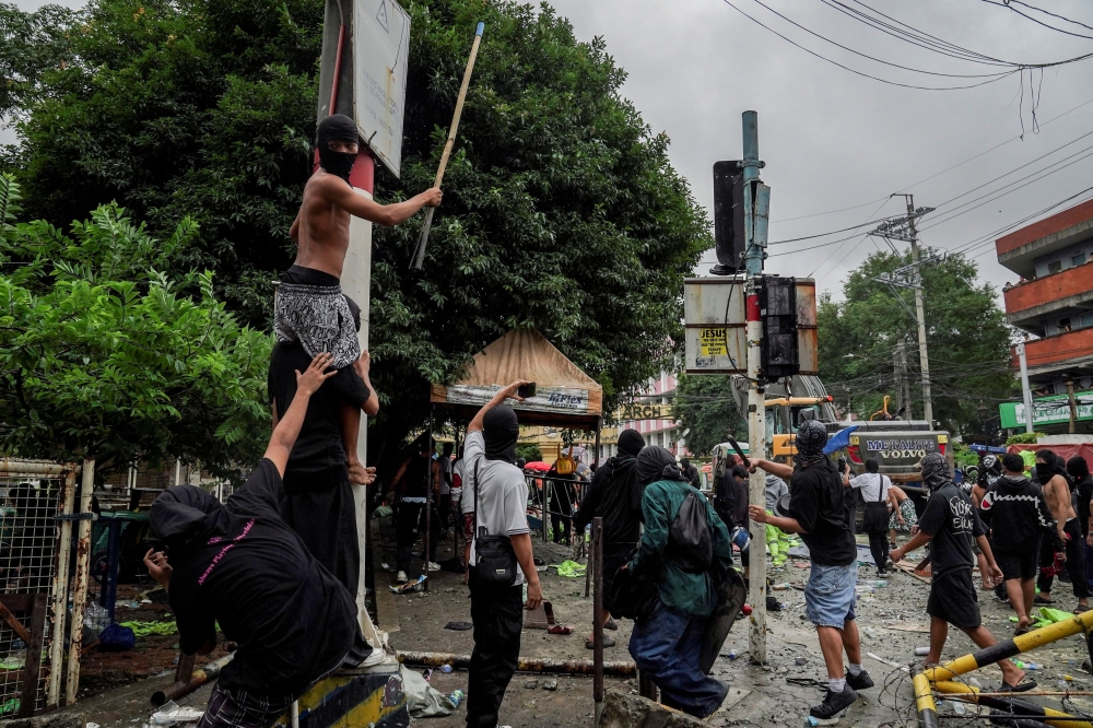 Protesters march towards the police officers after destroying the blockade during a protest denouncing what they call corruption linked to flood control projects, in Manila, Philippines, September 21, 2025. — Reuters pic 