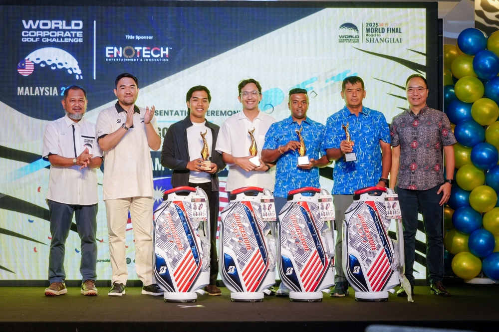 Raja Muda of Selangor Tengku Amir Shah Sultan Sharafuddin Idris Shah with the winners.