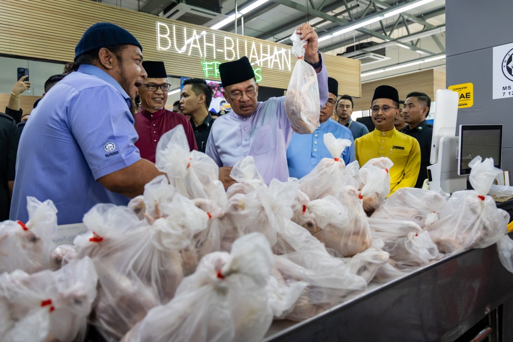 Prime Minister Datuk Seri Anwar Ibrahim attends the 40th National Farmers’ Market Celebration and the launch of the Putrajaya Farmers’ Market in Putrajaya on Sept 26, 2025. — Picture by Firdaus Latif