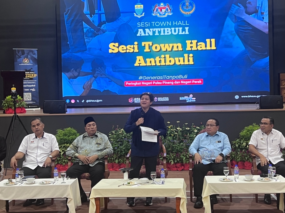 Minister in the Prime Minister’s Department (Law and Institutional Reform) Datuk Seri Azalina Othman Said attends the Anti-Bullying Town Hall session for Penang and Perak at SJKC Aik Hua in George Town on September 26, 2025. — Picture by Opalyn Mok