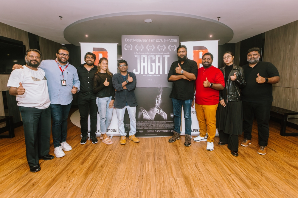 Director Sun-J Perumal with the cast and crew of the ‘Jagat’ multiverse. — Picture by Raymond Manuel
