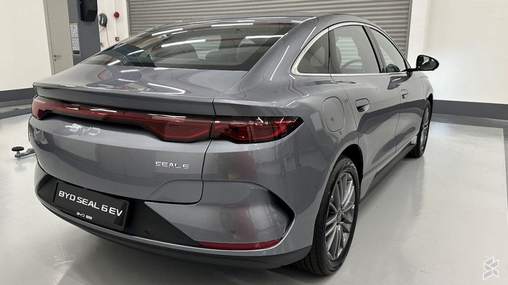 A sculpted tail and wraparound lights give the Seal 6 EV a sporty stance that matches its all-electric punch. — SoyaCincau pic