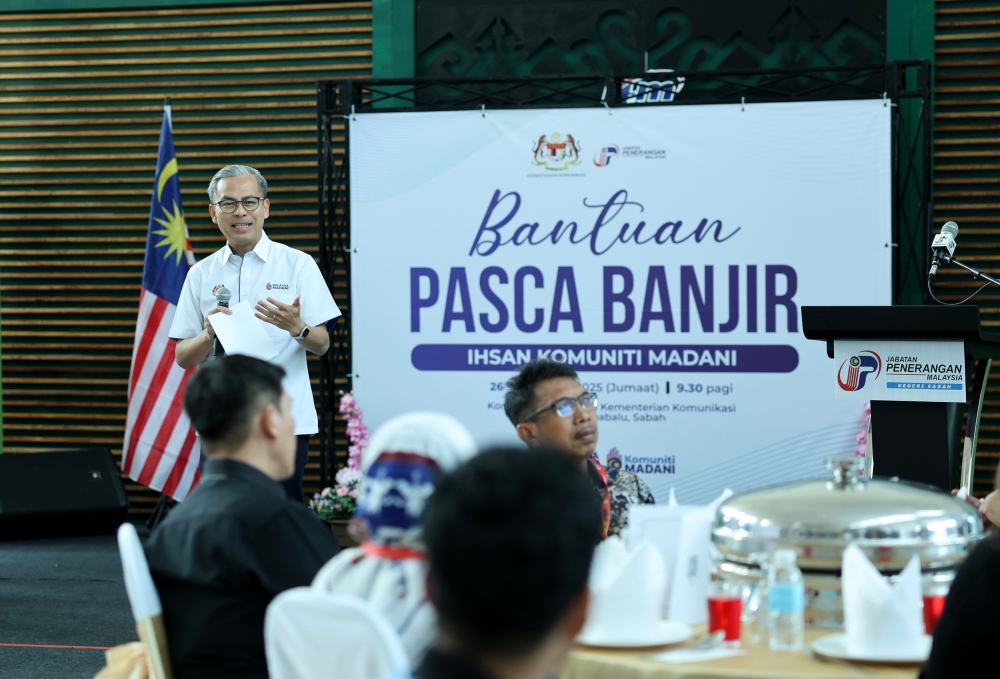 Communications Minister Datuk Fahmi Fadzil speaks at the cash aid presentation to 219 recipients comprising Madani Community members and ministry personnel at the Communications Ministry Integrated Complex in Kota Kinabalu, September 26, 2025. — Bernama pic     