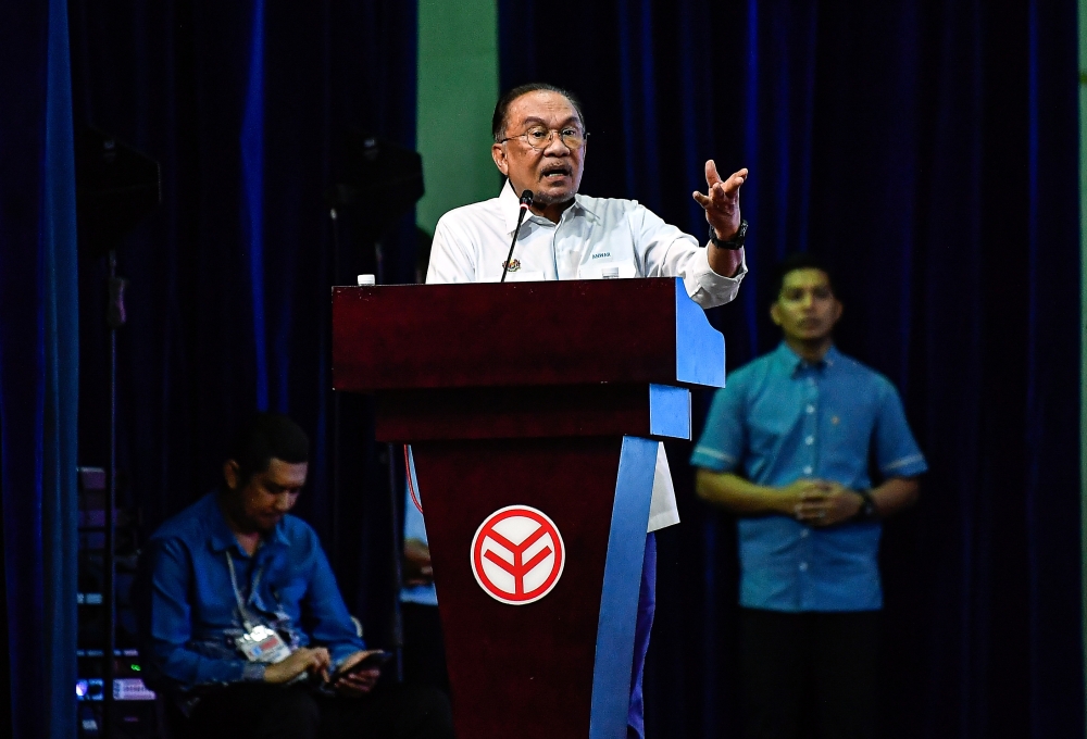 Prime Minister Datuk Seri Anwar Ibrahim stated that the effort to lower the petrol price for the people’s benefit has been a promise of PKR and Pakatan Harapan since the past, and it will be realised through the Budi Madani RON95 (BUDI95) programme. — Bernama pic