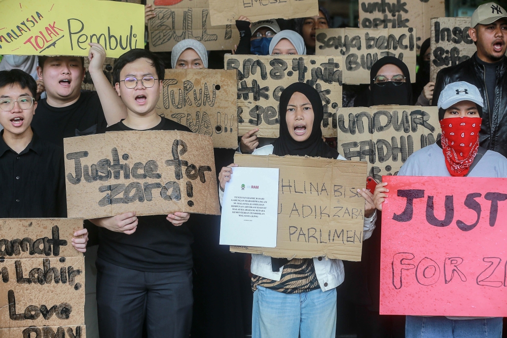 Demonstrator gather as to protest against Education Minister Fadhlina Sidek in front of the Ministry of Education building, Putrajaya. — Picture by Sayuti Zainudin
