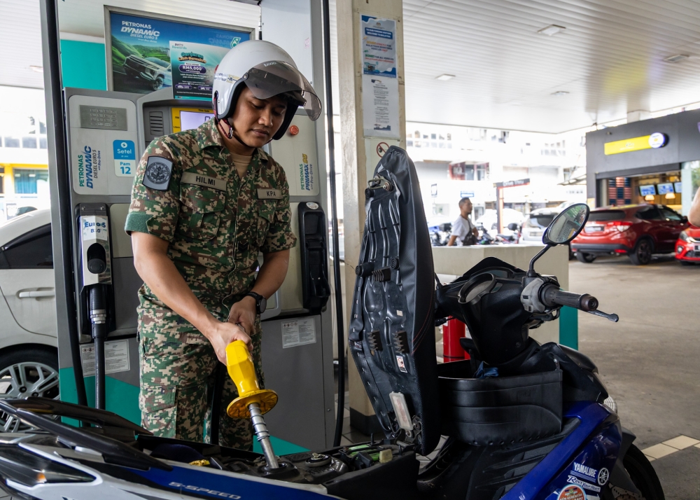 Army personnel pump petrol using the Budi95 subsidy at a Petronas station in Kuala Lumpur September 27, 2025. — Picture by Firdaus Latif