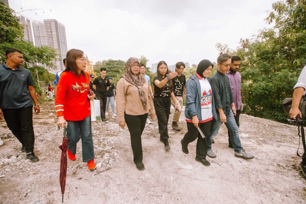 Kuala Lumpur Mayor Datuk Seri Maimunah Mohd Sharif during a walkabout at the Klang River Festival in Kuala Lumpur yesterday. — Picture by Raymond Manuel