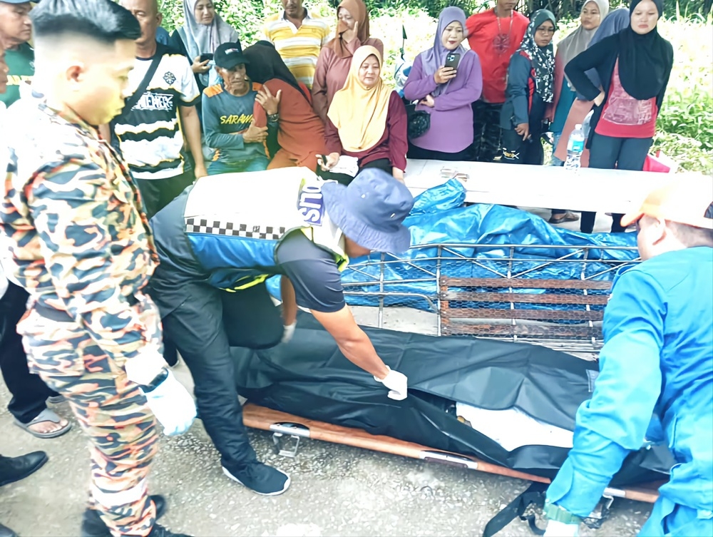 The body of the boat operator is retrieved by search and rescue personnel at the scene. — The Borneo Post pic 