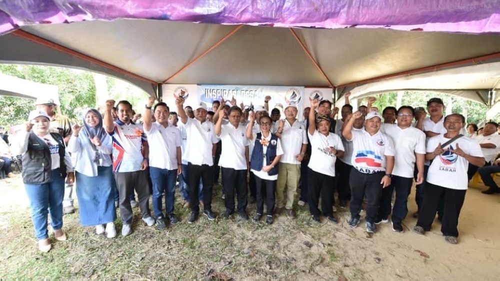 Warisan president Datuk Seri Shafie Apdal (6th left) with party supporters in Kg Dandun under Bengkoka constituency in Pitas September 27, 2025. — The Borneo Post pic 