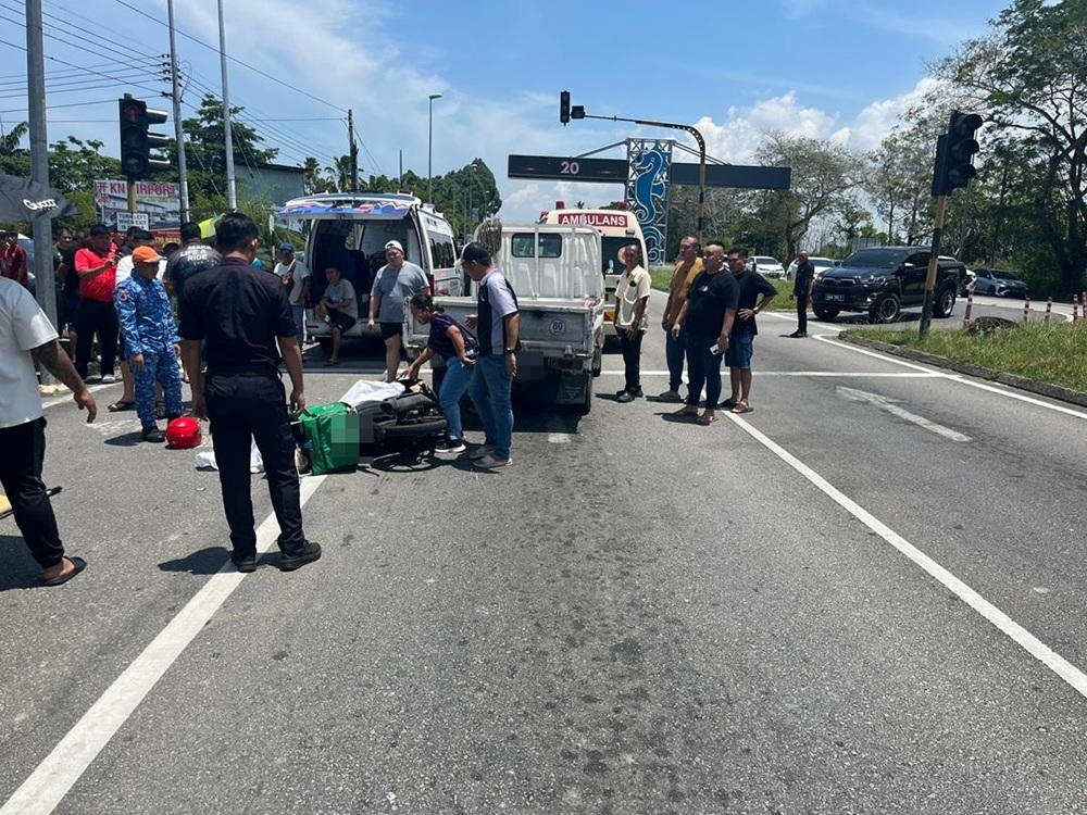 The body of the deceased awaits handover to police for further action. — The Borneo Post pic 