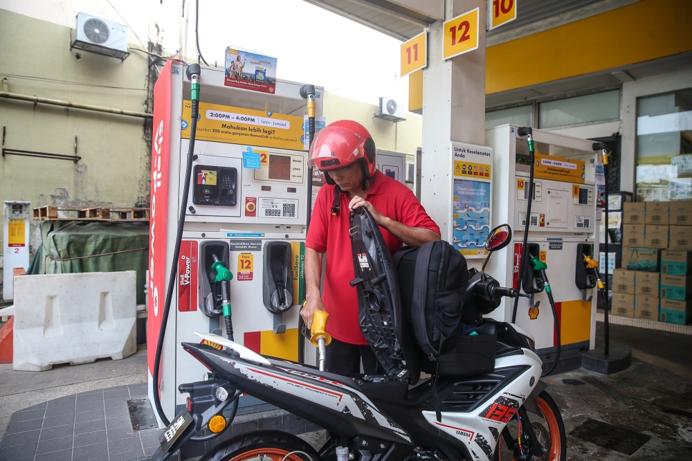 A motorist is seen filling up his tank at a Shell petrol station in Kuala Lumpur on September 28,2025. — Picture by Yusof Isa