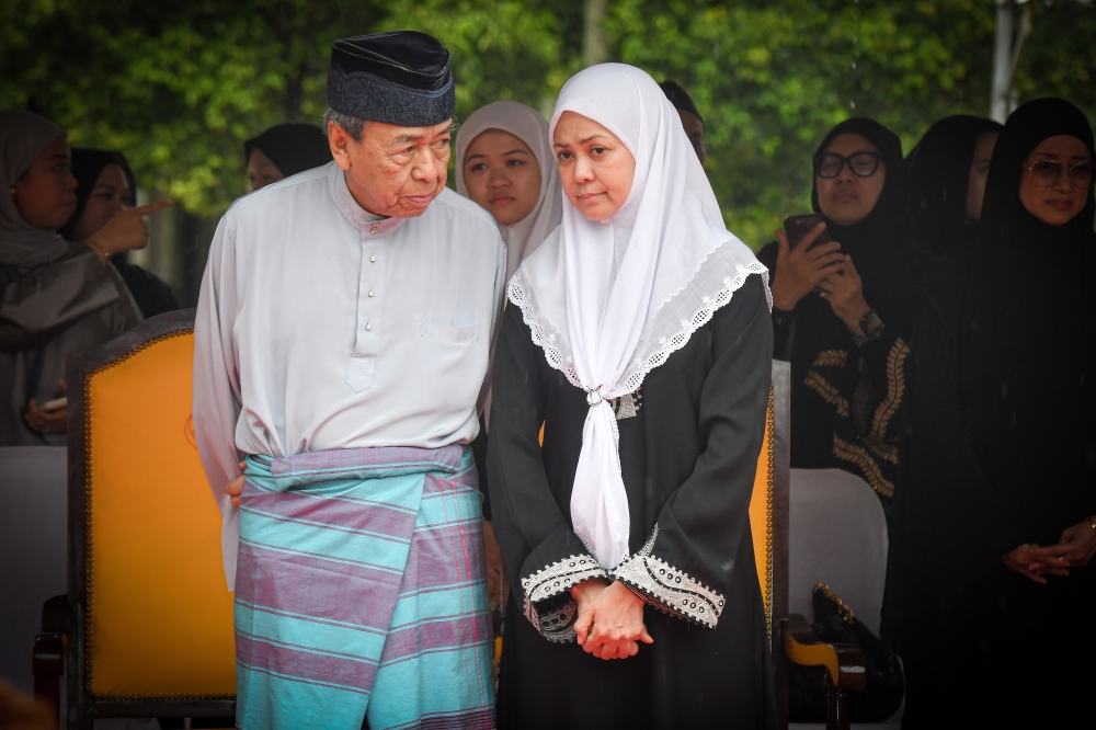 Selangor ruler Sultan Sharafuddin Idris Shah (left) and Tengku Permaisuri Selangor Tengku Permaisuri Norashikin (right) paying their last respects to Esah Tahar, the Tengku Permaisuri’s mother, during the burial ceremony at the Royal Mausoleum in Shah Alam today. — Bernama pic