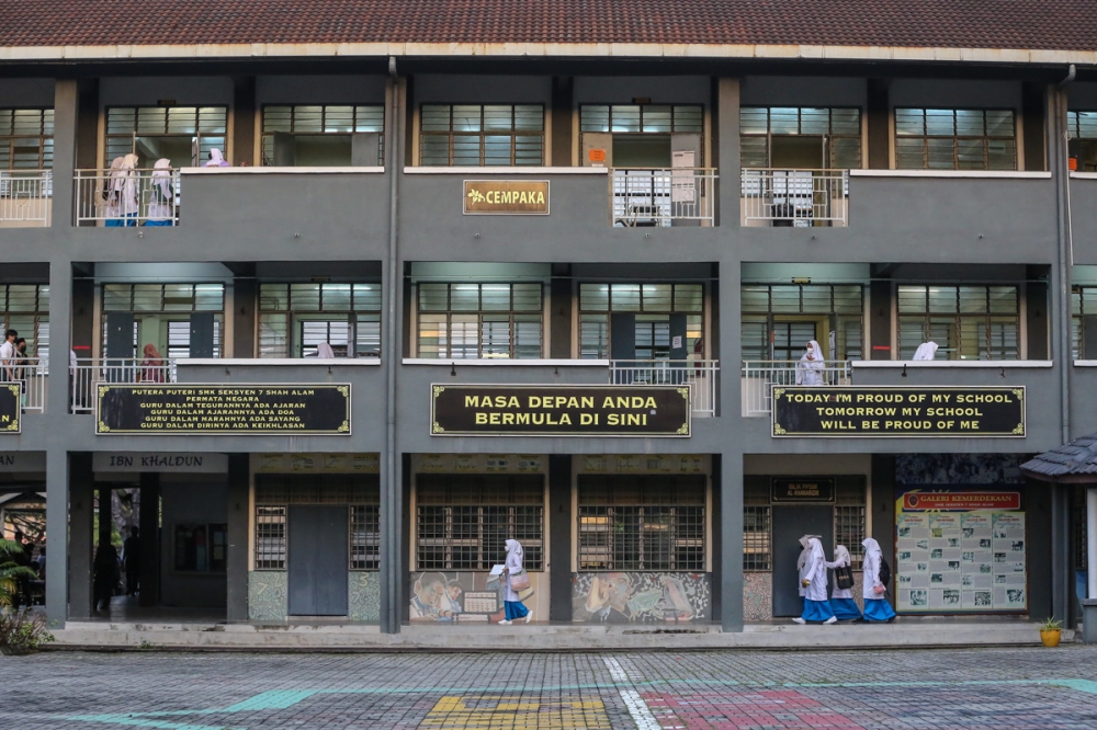 Students arrive at Sekolah Menengah Kebangsaan Seksyen 7 in Shah Alam on March 3, 2022. — Picture by Yusof Mat Isa