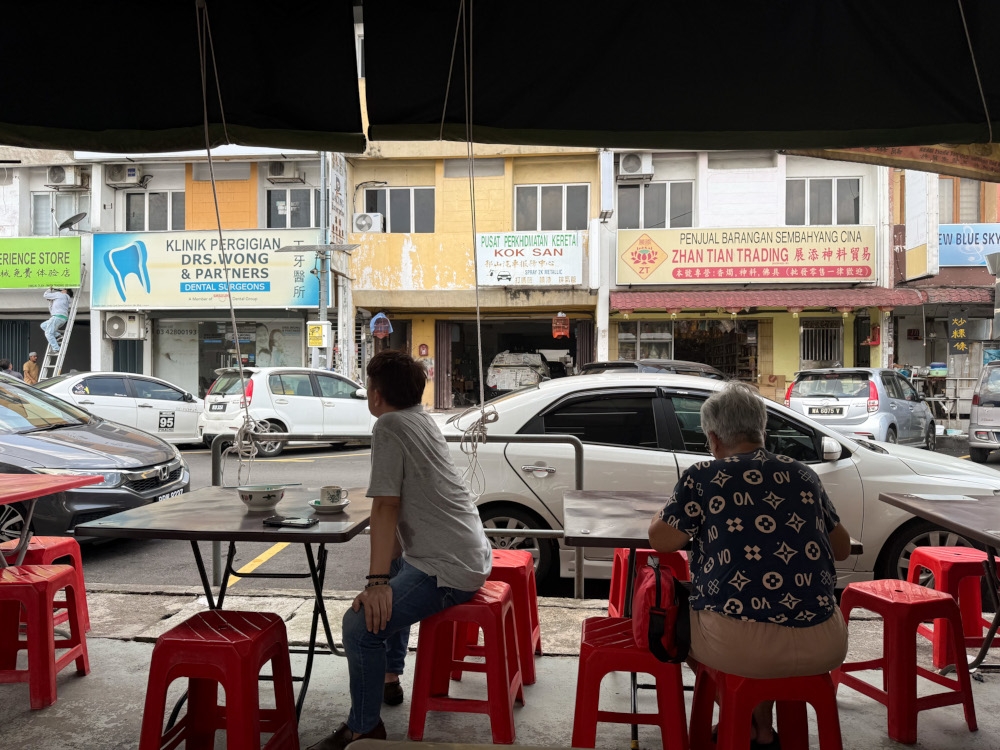 Find this stall right opposite Drs Wong & Partners Dentist and Zhan Tian Trading, along Jalan Bunga Tanjung 10. — Picture by Lee Khang Yi