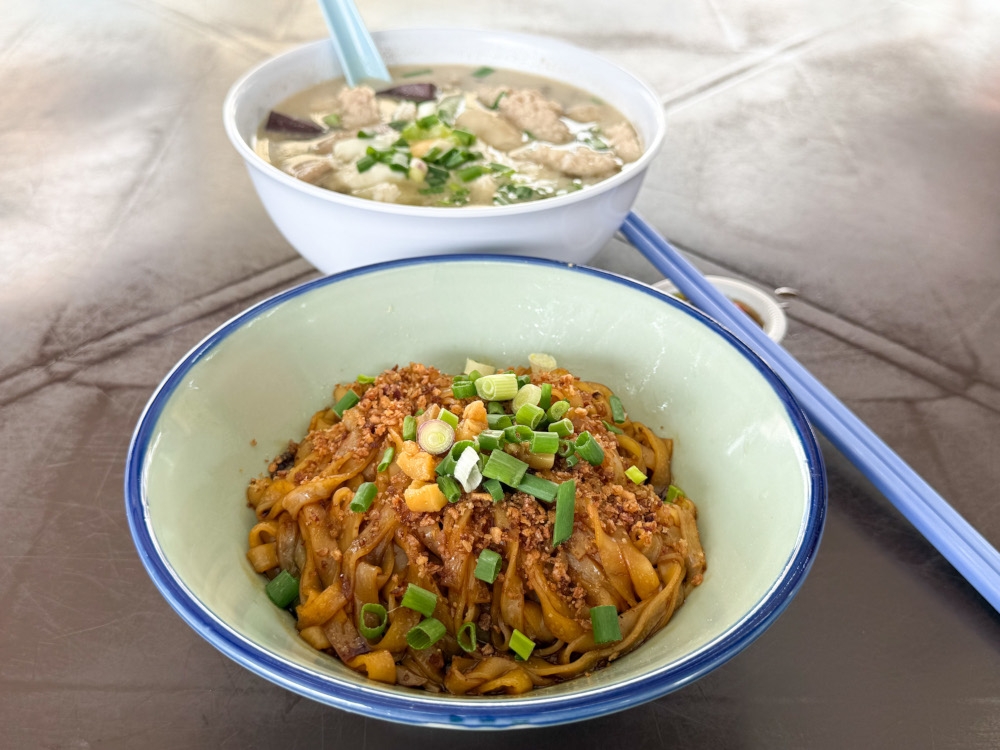 Feel the heat? Opt for the dry option with a separate bowl of broth. — Picture by Lee Khang Yi