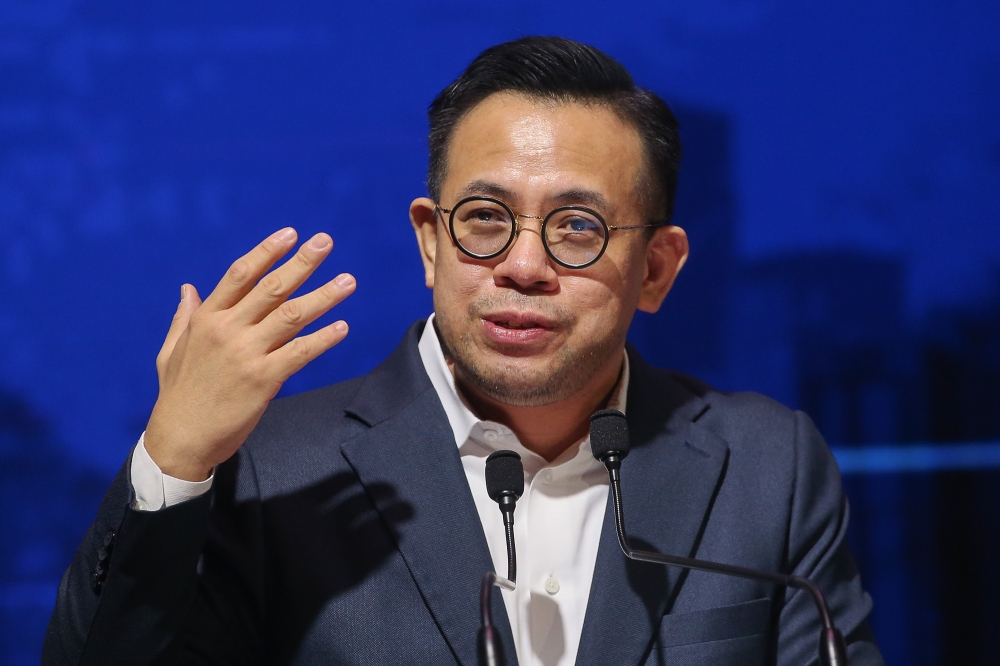 Malaysia’s new law will ensure all gig workers are protected, Human Resources Minister Steven Sim said. — Picture by Yusof Mat Isa