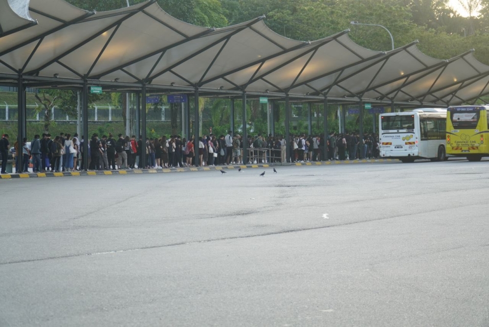 The Johor state government is urging the public, including foreign visitors, to download the National Integrated Immigration System (MyNIISe) application to facilitate the immigration entry and exit process at the country’s entry points. — Picture via Facebook/Fazli Salleh