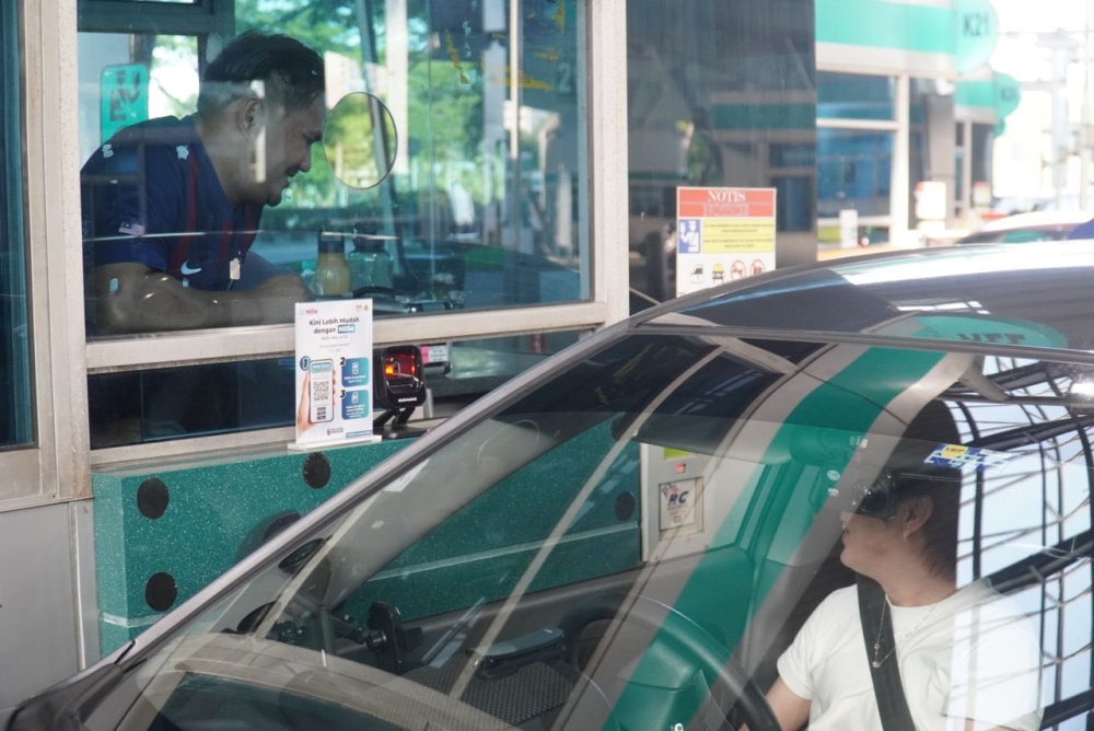 Frequent travellers between Johor and Singapore should register for MyNIISe as the QR code system will soon be expanded to all border counters. — Picture via Facebook/Fazli Salleh