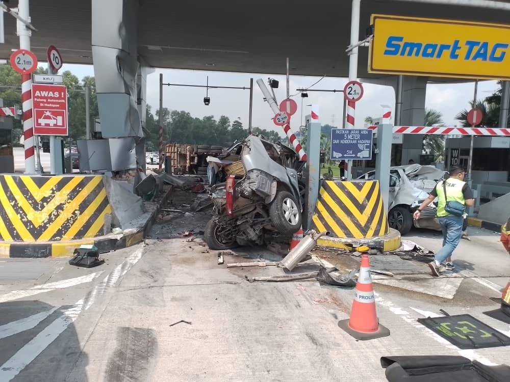 The accident involved a three-tonne lorry carrying scrap iron, a Nissan X-Trail (four-wheel drive), a Honda City, and a Proton X70. — Picture via Facebook