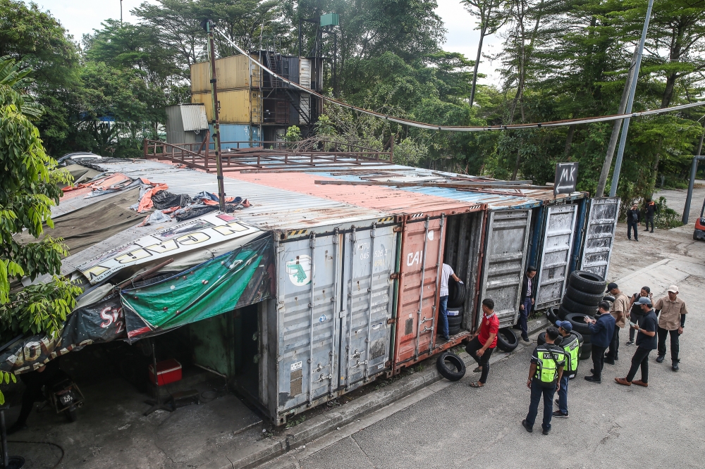 Malaysian Anti-Corruption Commission (MACC) personnel raid an illegal tyre warehouse in Shah Alam on September 29, 2025. — Picture by Yusof Isa