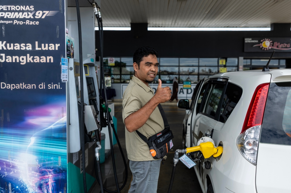 Budi95 offers a simple transaction process, requiring only a valid MyKad or driving licence for automatic eligibility verification, while payments can be made via the user’s preferred digital wallet app. — Bernama pic