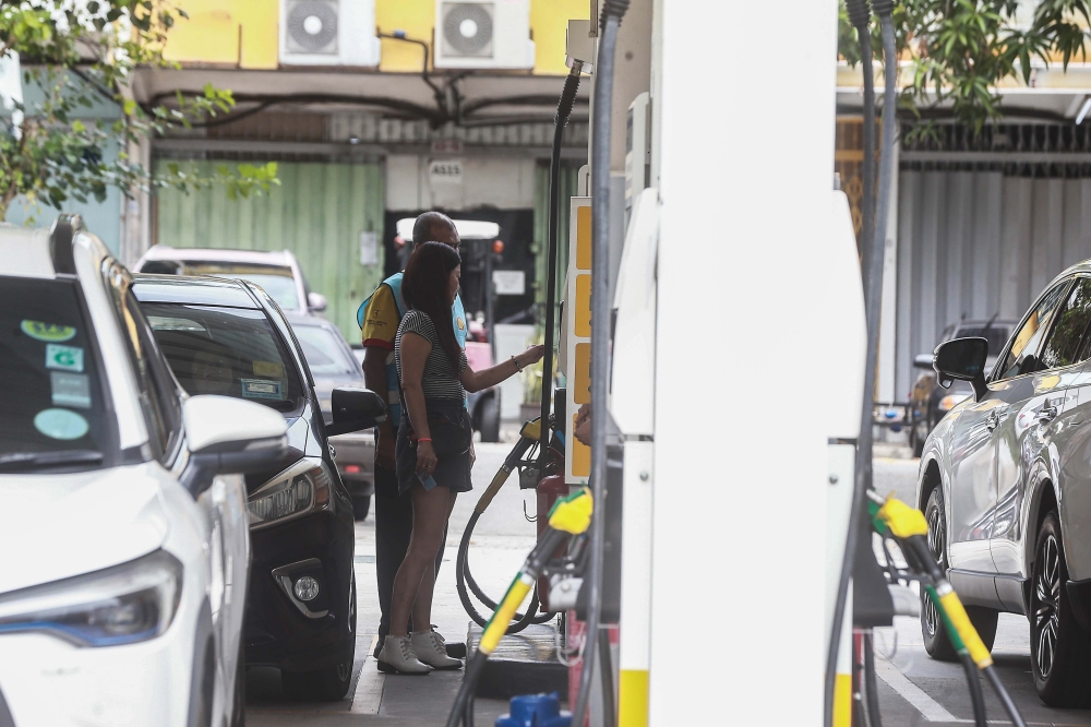 A pump attendant assists a customer with refueling under the Budi95 targeted subsidy initiative on September 30, 2025. — Picture by Sayuti Zainudin