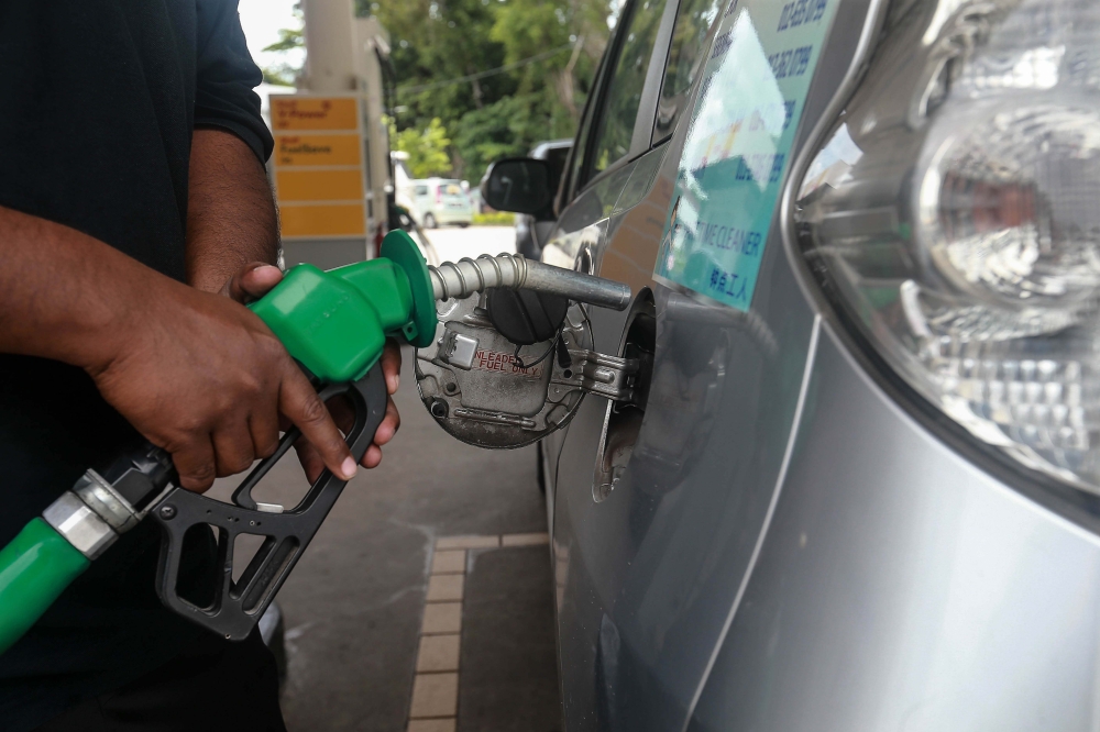 A motorist pumps RON95 petrol using the Budi95 targeted fuel subsidy at Caltex Taman Salak Selatan, Kuala Lumpur today. — Picture by Sayuti Zainudin