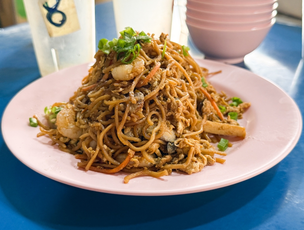 Osmanthus Fried Noodles is a forgotten dish from long ago with its egg and vegetables combination. — Picture by Lee Khang Yi