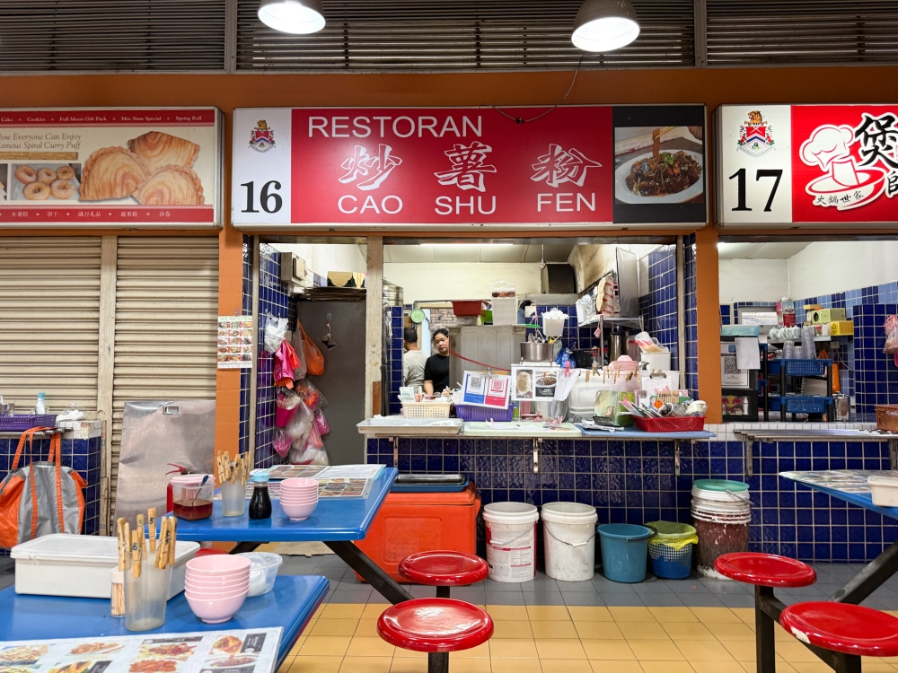 Located on the top floor of this food court, the ample space is breezy and allows you a bird-eye’s view of the shops below. — Picture by Lee Khang Yi