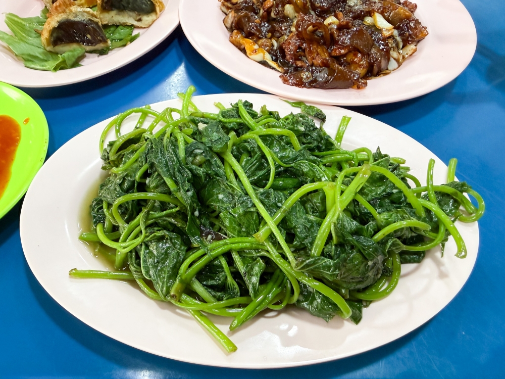 Sweet potato leaves may be found everywhere but not this variety with smaller leaves that are tender. — Picture by Lee Khang Yi