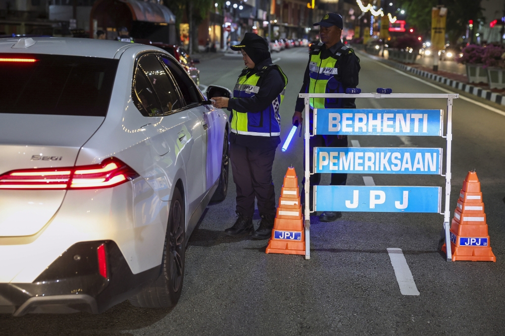 Road Transport Department (JPJ) personnel conduct inspections in Kuantan on August 8, 2025. — Bernama pic