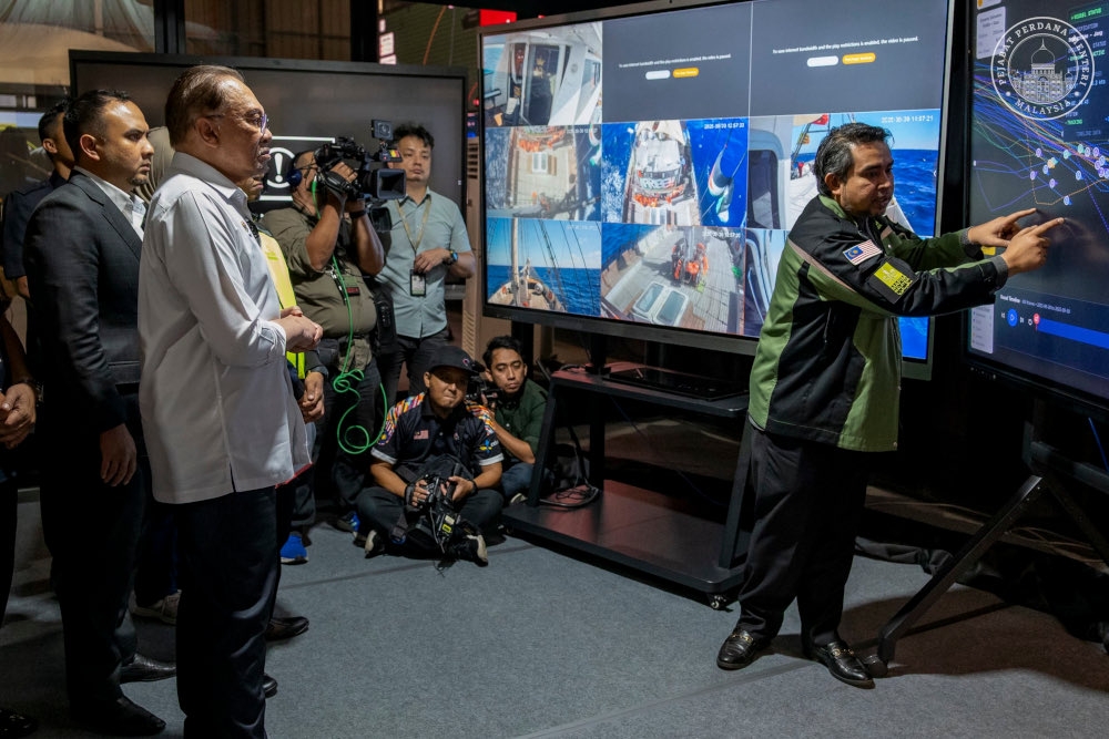 Prime Minister Datuk Seri Anwar Ibrahim visits the Sumud Nusantara Command Centre (SNCC) in Sepang, September 30, 2025. — Picture from X/Anwar Ibrahim 