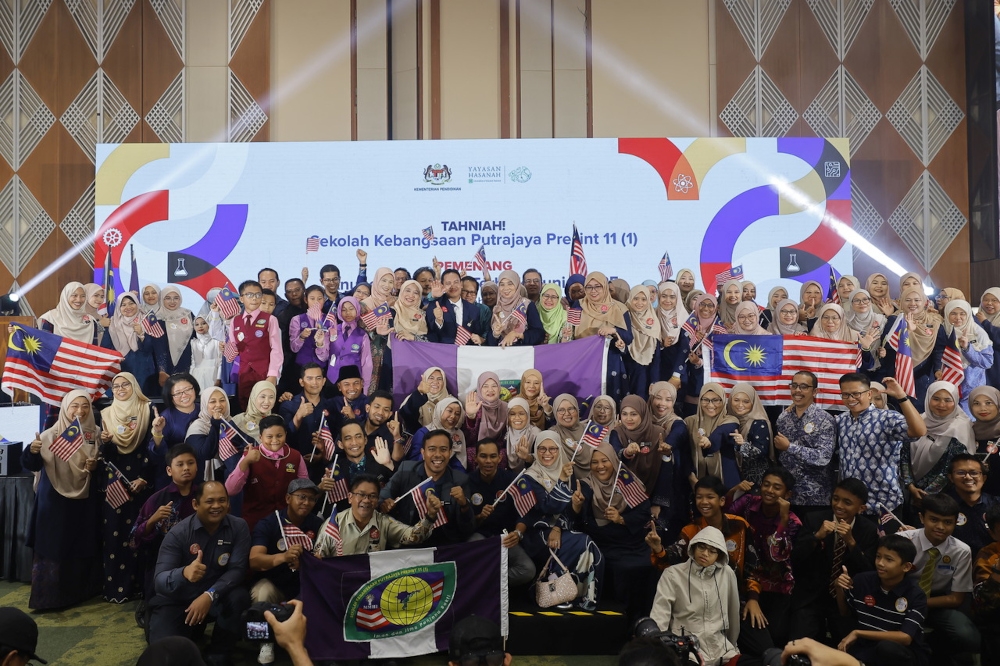 Education Minister Fadhlina Sidek celebrated the staff and students of Sekolah Kebangsaan (SK) Putrajaya Presint 11(1) for winning the 2025 World’s Best School Prize in the Supporting Healthy Lives category, awarded by T4 Education, Putrajaya, October 1, 2025. — Bernama pic 