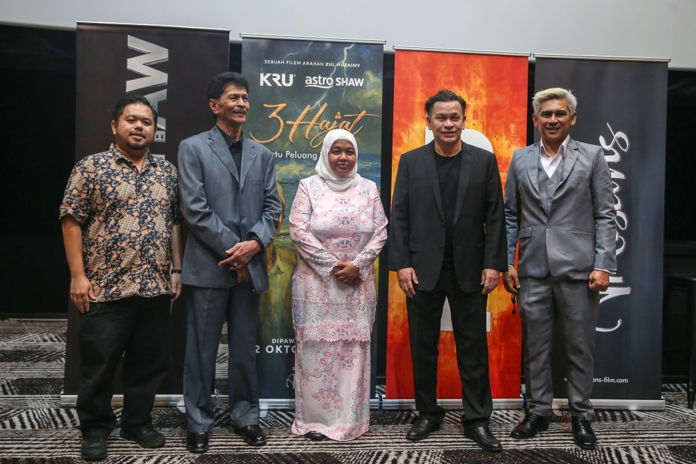 The cast and team of ‘3 Hajat’ pose for a photograph at the media screening yesterday at Dadi Cinema. — Picture by Yusof Mat Isa
