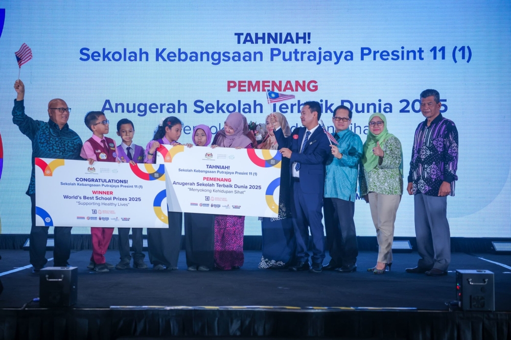 Education Minister Fadhlina Sidek attends the event announcing Sekolah Kebangsaan Putrajaya Presint 11(1)’s award. — Education Ministry pic 